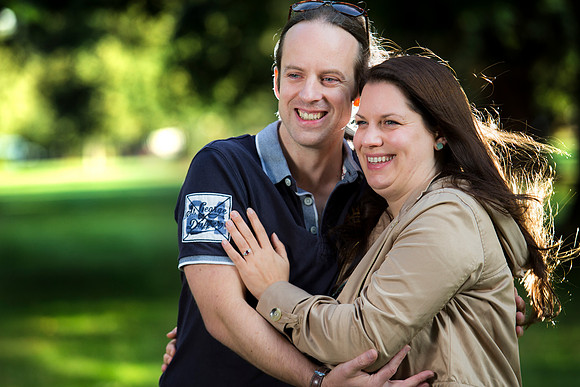 Portrait-couple-cuddling