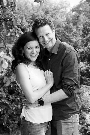 Portrait-couple-cuddling