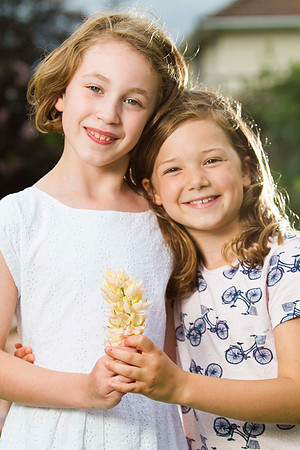 Portrait-siblings-sisters-girls-flower