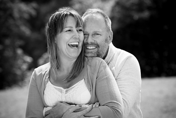 Portrait-couple-cuddling