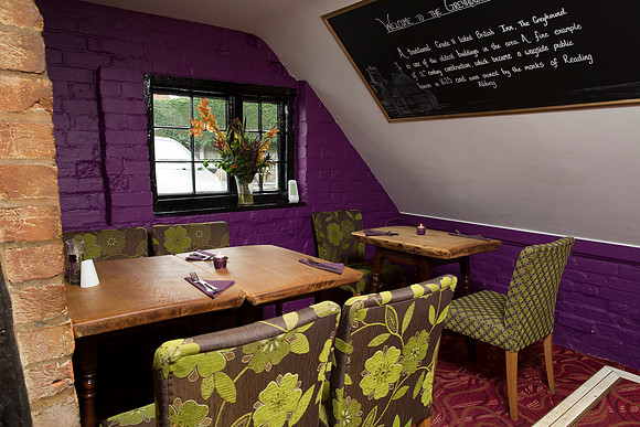 The Greyhound, Reading (5)